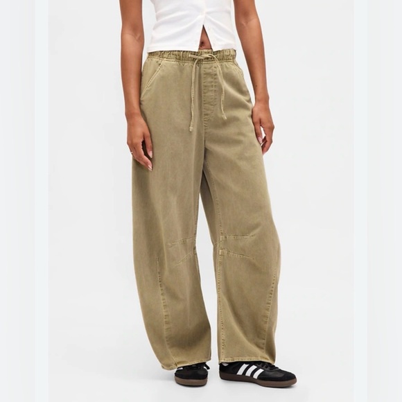 GAP Pants - GAP Women's barrel leg Drawstring Pants in Olive